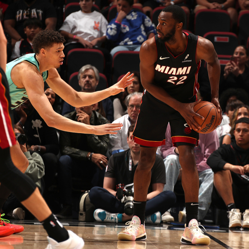 DB电竞竞猜入口-球员们在热火的角逐中展现精湛球技