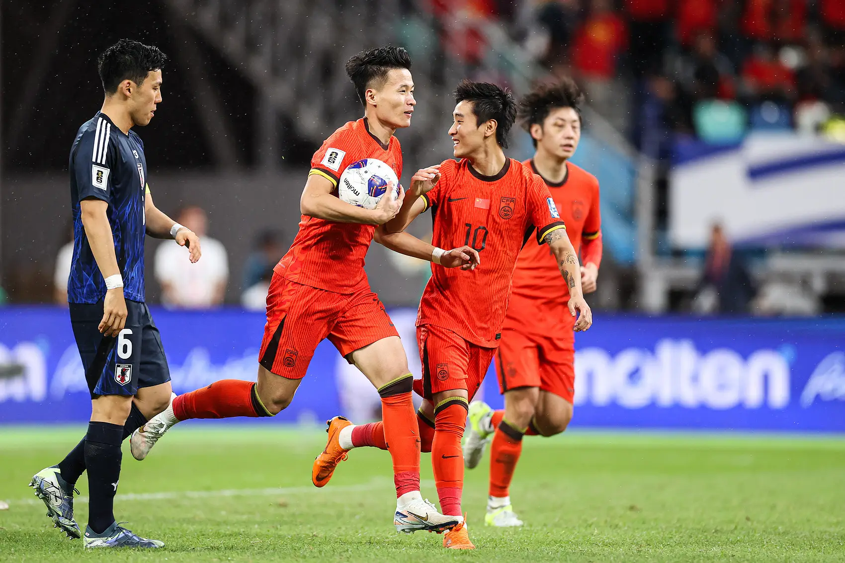 国内联赛中球队激烈角逐，迎来华丽大结局