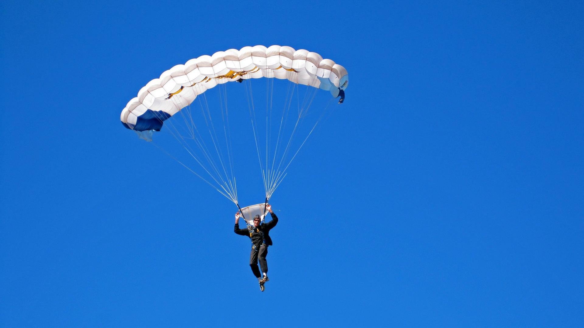 双线传奇，尼克斯绝境重生与保罗的冠军时刻