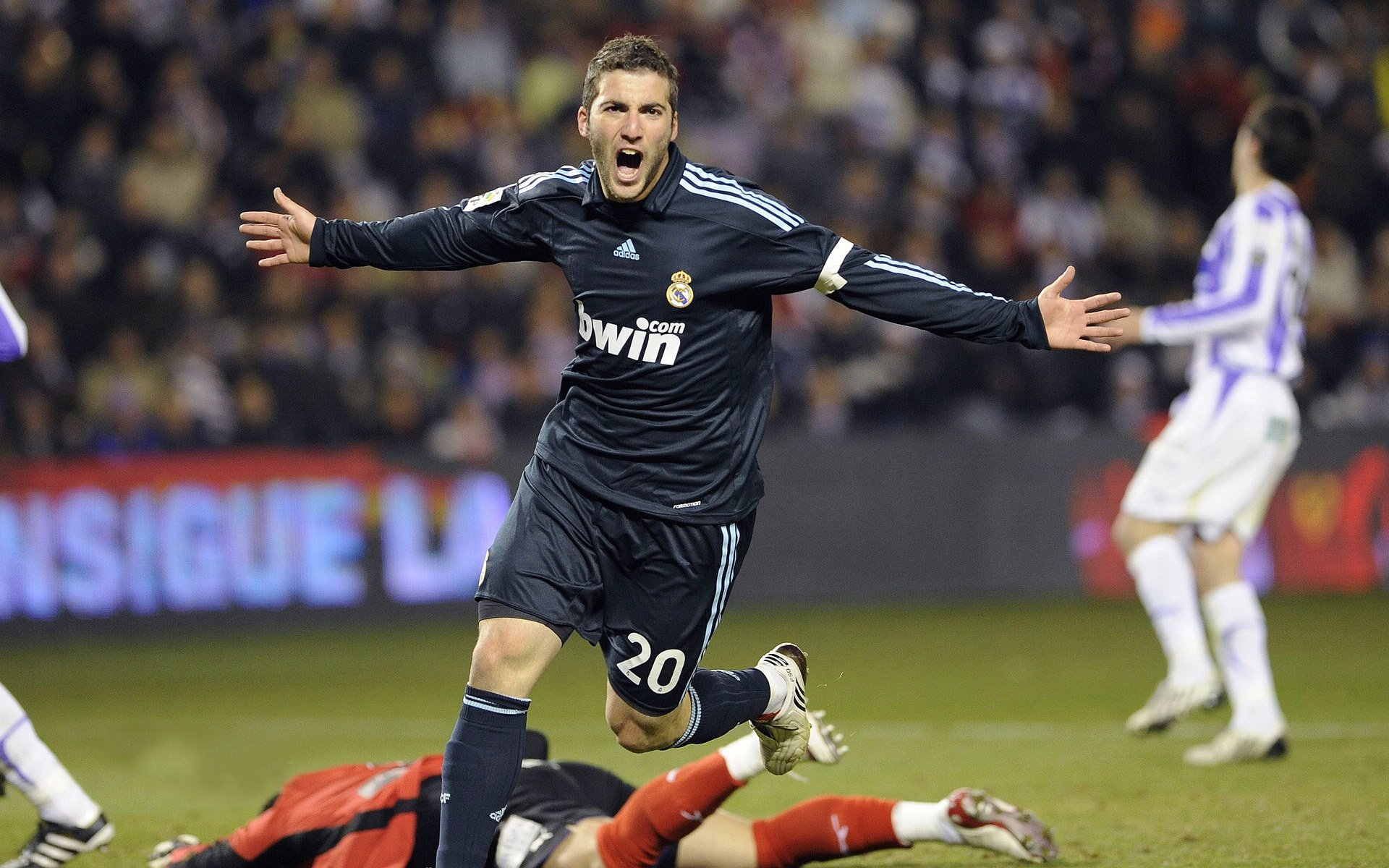 DB官网-赛道风云，塞恩斯统治全场，阿斯顿马丁横扫索伯